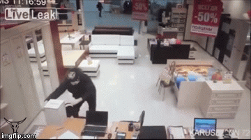 Kamere snimile nesposobnog lopova kojeg je na kraju svladala žena