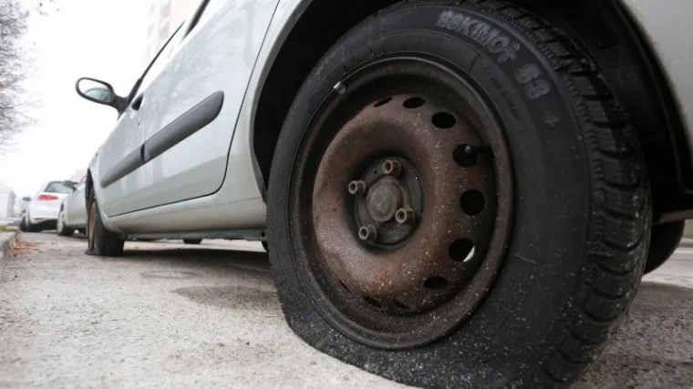 Dok je vlasnik mijenjao kotač lopov je iz automobila ukrao torbicu s novcem i tabletom