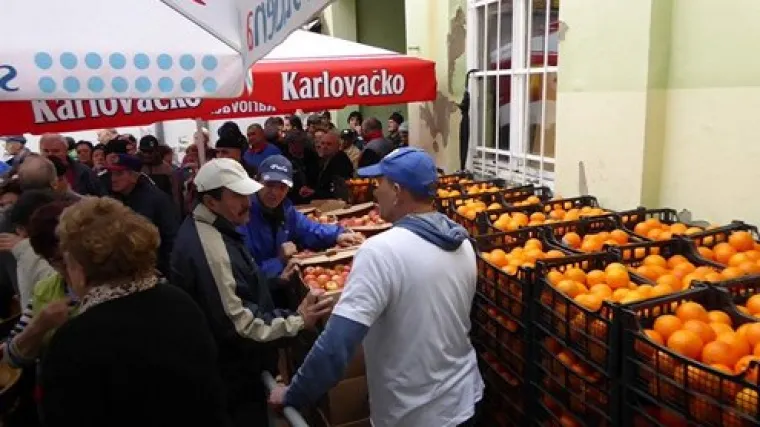 'Rijeka ljubavi' podjelila 22 tone svježeg voća socijalno ugroženim Osječanima