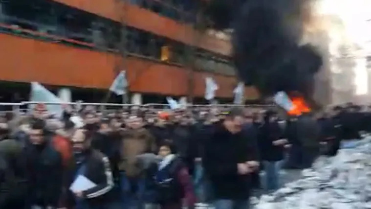 Francuski seljaci u Parizu pale gume