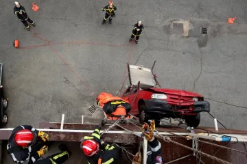 VATROGASCI IMPRESIONIRALI SVE: Spašavanje iz visećeg automobila nije im nikakav problem