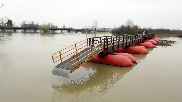 Na Korani progla&scaron;ene izvanredne mjere: zbog vode na kolniku zatvorene brojne ceste