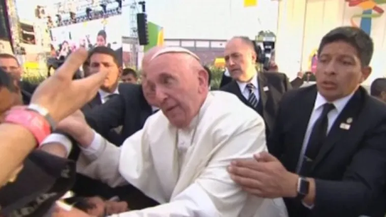 Papa izgubio živce, gomili ljudi koja se gurala odbrusio: 'Ne budite sebični'