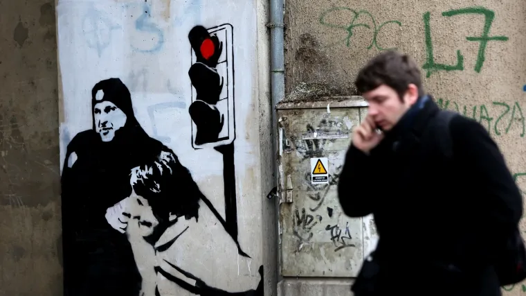 U Osijeku osvanuo grafit u kojem policajac privodi ženu zbog prelaska na crveno svjetlo