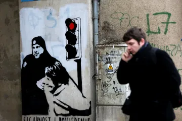 U Osijeku osvanuo grafit u kojem policajac privodi ženu zbog prelaska na crveno svjetlo