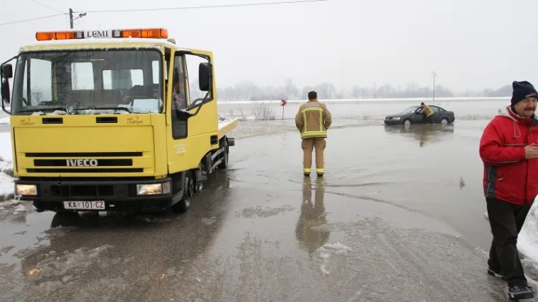 Vodostaji rijeka prijete, zbog poplave zatvorene brojne ceste