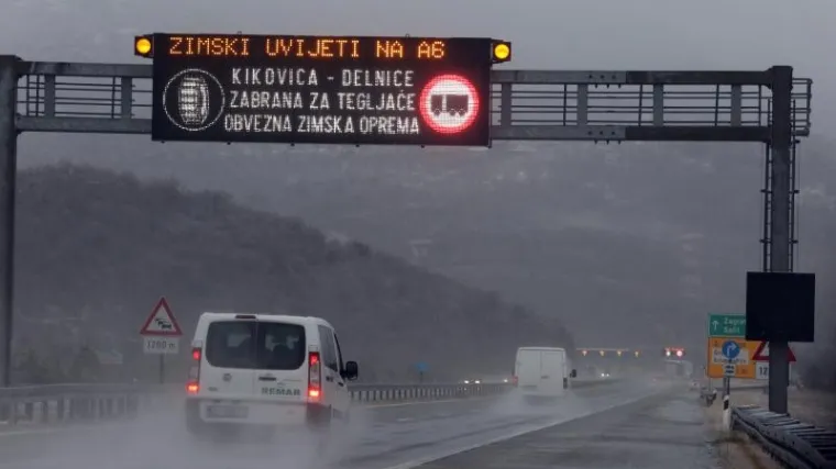 Olujni vjetar i snijeg stvaraju probleme u prometu