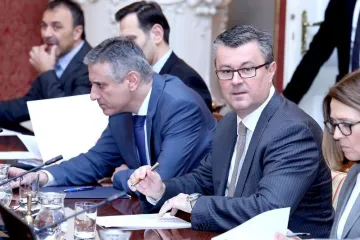 'Vlada namjerava smanjiti plaće u javnom sektoru i politizirati ga"