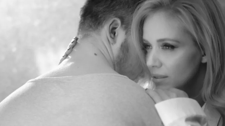 Jelena Rozga u zagrljaju nepoznatog mu&scaron;karca