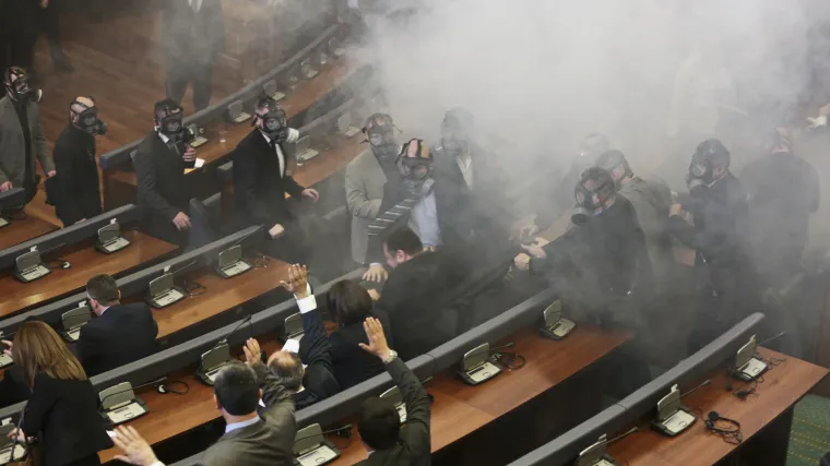 Sjednicu kosovske skup&scaron;tine prekinuo suzavac, jaja letjela na sve strane