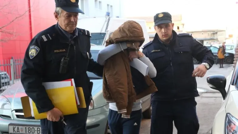 Policajce polio benzinom i poku&scaron;ao zapaliti nakon &scaron;to su mu na&scaron;li 10 tona duhana