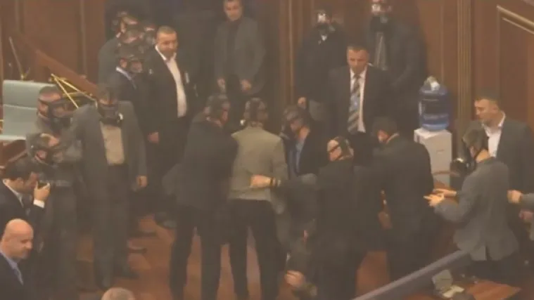 Bačen suzavac, za&scaron;titari s gas maskama tukli se sa zastupnicima