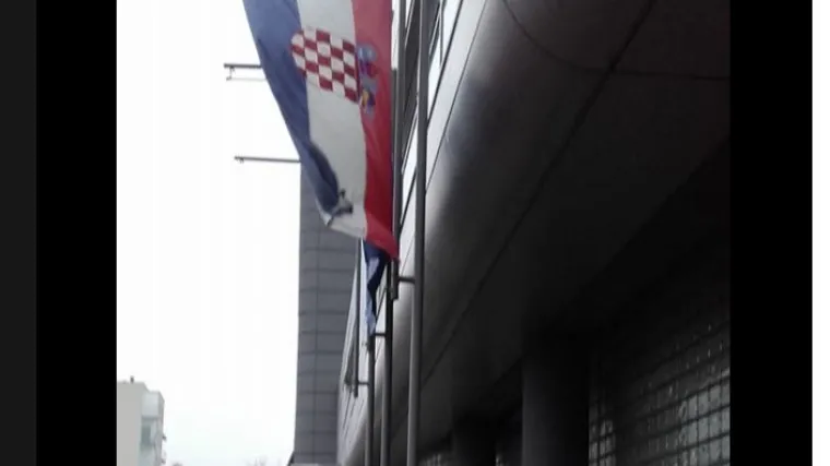 Zastava na zgradi državnog inspektorata stoji naopako već tri godine?!