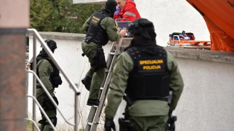 Probola muža nožem, pa se zabarikadirala u stan