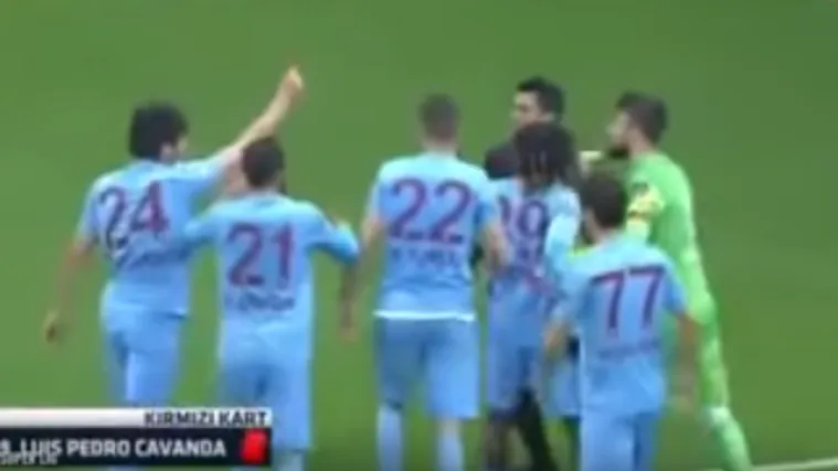 Cirkus na utakmici turskog prvenstva: nogometa&scaron; Trabzonspora pokazao sucu crveni karton!