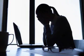 Novi način nošenja sa stresom: plaćaju zgodnom muškarcu da im briše suze