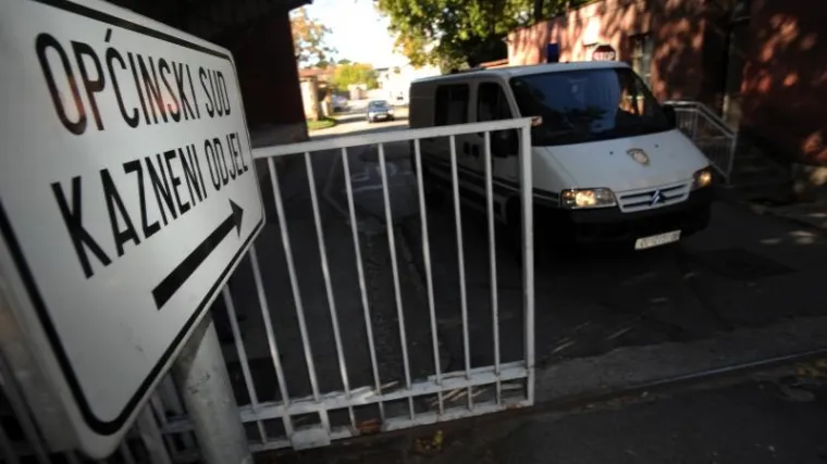 'Postavili smo vam bombu na sudu. Uskoro će eksplodirati!'