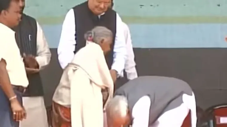 Ovoj starici (104) se naklonio i premijer. Dotaknuo joj je stopala u znak najvećeg po&scaron;tovanja...