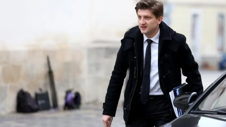 Žestoko se obrušile na ministra financija; 'Suosjeća s bankama, a ne s narodom'