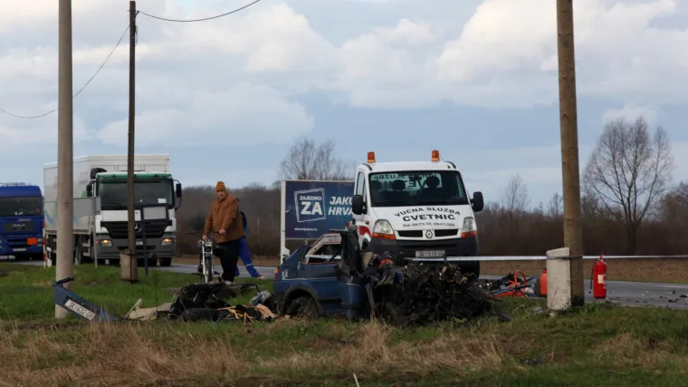 U sudaru kamiona i automobila poginula jedna osoba, promet u prekidu