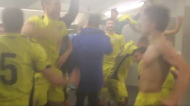 Ovako su u svlačionici slavili mladi dinamovci!