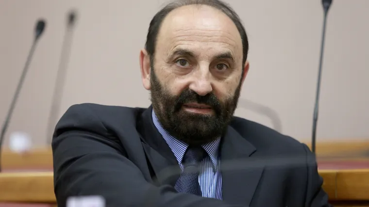 Saborski zastupnik svoju poziciju iskoristio dok je čekao u redu: 'Znate li vi tko sam ja?'