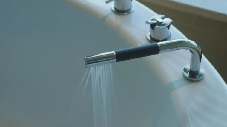 Ko&scaron;talo ju života: tinejdžerica se kupala s mobitelom pa ju ubila struja