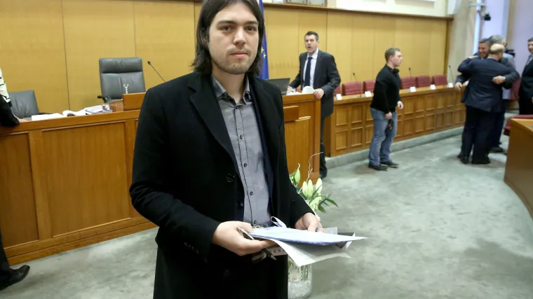 Živi zid traži premijerov odgovor: Ore&scaron;koviću, biste li u Tevi zaposlili nekoga s lažnom diplomom?