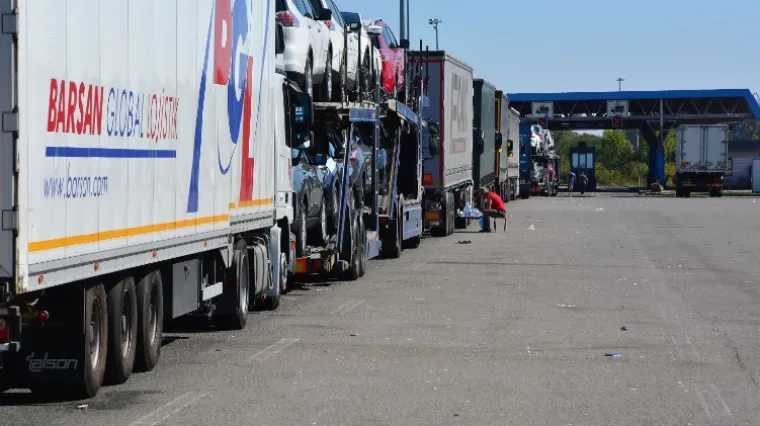 Kaos zbog migranata na srpskoj granici: kamioni u kilometarskim kolonama čekaju na ulaz u Hrvatsku i Mađarsku