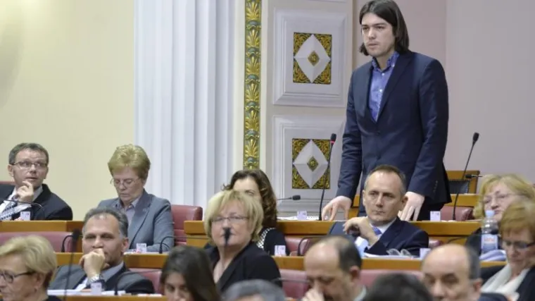 Živi zid uputio pitanje Ore&scaron;koviću: "Biste li zaposlili nekoga s lažnom diplomom?"