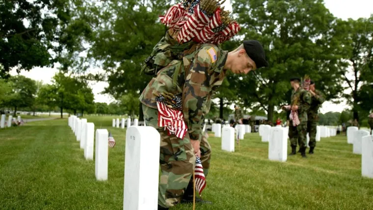 Evo &scaron;to znači bacanje novčića na grob palog suborca