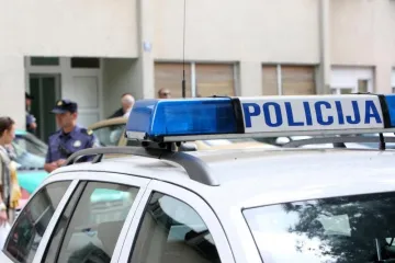 Naoružani razbojnici mu oteli novac i tražili da ostatak podigne iz banke