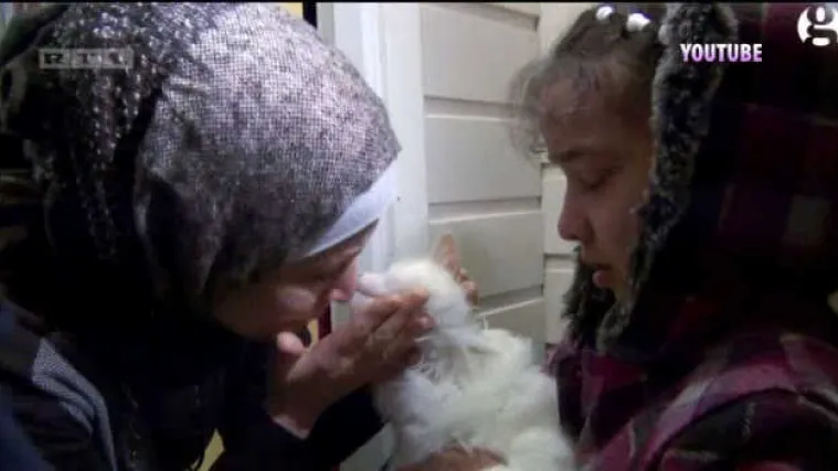 Iračka izbjeglička obitelj ponovno ujedinjena sa svojim mačkom