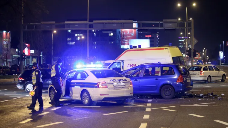 U prometnoj nesreći u Zagrebu sudarili se osobni automobil i vozilo hitne pomoći