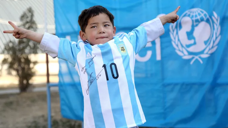 Dječak iz Afganistana konačno dobio dres svog idola Messija