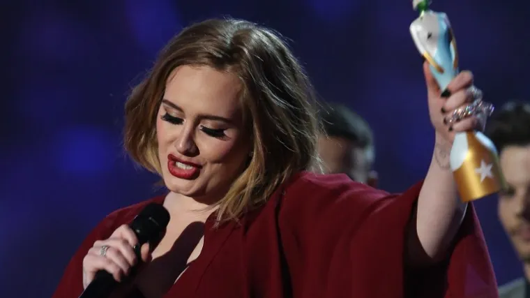 Adele briljirala, Rihanna se pohvatala s Drakeom na pozornici
