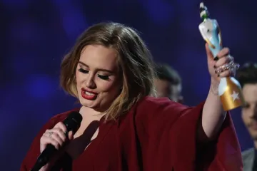 Adele briljirala, Rihanna se pohvatala s Drakeom na pozornici