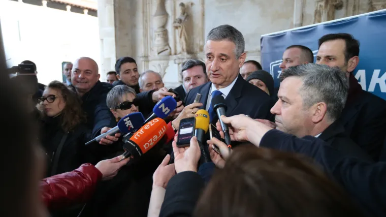 Karamarko: 'Europska komisija je danas Milanoviću i dru&scaron;tvu dala ocjenu i svjedodžbu'