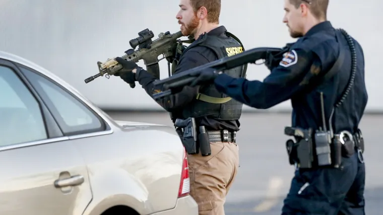 Pucnjava u Kanzasu: naoružani napadač u nasumičnoj pucnjavi ubio najmanje četvero ljudi i ranio njih 20-ak