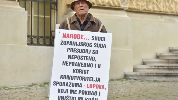 &Scaron;ibenčanin (82) danima prosvjeduje pred sudom u &Scaron;ibeniku: 'Suci sude u korist lopova'