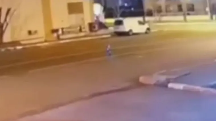 Izvanzemaljac manji od metra prvo &scaron;eta praznom cestom pa onda poleti