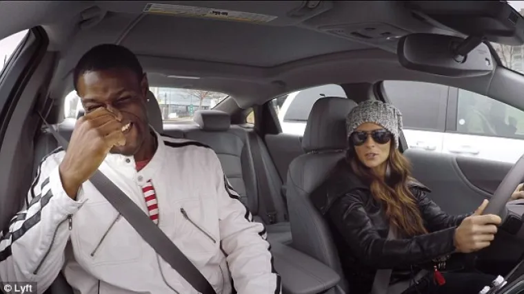 Evo kako reagiraju putnici nakon &scaron;to shvate da je za volanom IndyCar vozačica