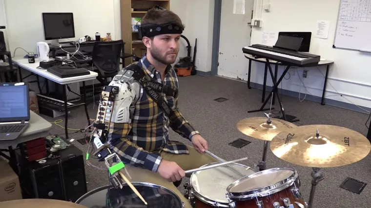 Pogledajte glazbenika koji bubnja s tri ruke