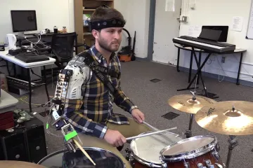 Pogledajte glazbenika koji bubnja s tri ruke