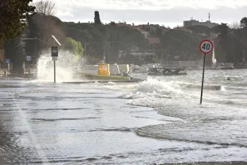 Olujno nevrijeme u Dalmaciji: vjetar lomio stabla i semafore, najžešći udari i do 100 kilometara na sat