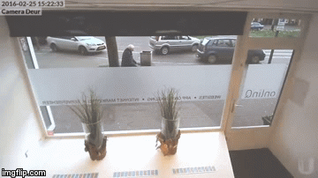 Vozačica se zabila u izlog, djedica za dlaku izbjegao smrt