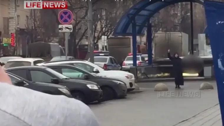 Žena s odsječenom glavom djeteta hodala po ulici i vikala 'Allahu Akbar'