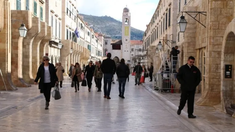 Dubrovčani iskoristili lijepo vrijeme za điravanje Stradunom