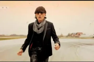 Jasmin Stavros snimio novi spot i usput baš zbog spotova prozvao mlađe kolegice