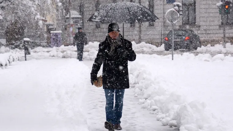 Zima jo&scaron; malo pokazala zube: snijeg iznenadio građane diljem Hrvatske, zimski uvjeti na cestama